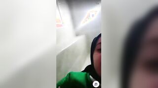 مربربة تستعرض جسمها في مكالمة فيديو